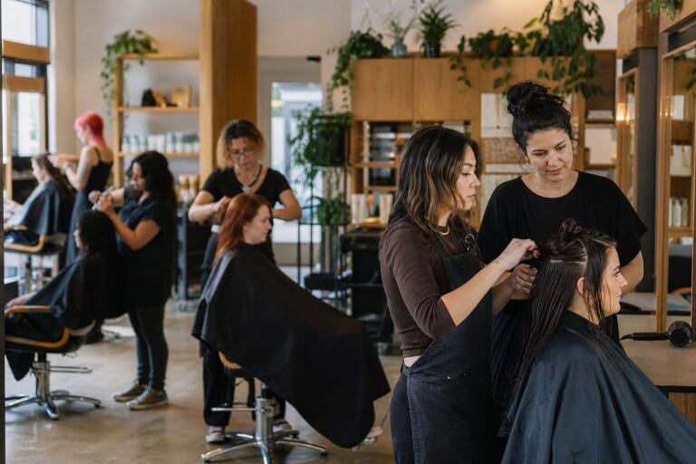 What to Expect on the Student Salon Floor at Beauty School